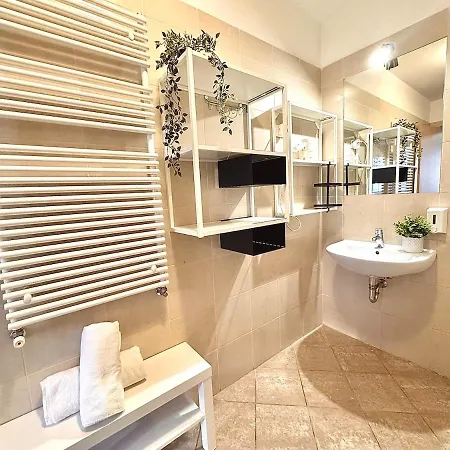 Hollo - Gozsdu Centre Budapest